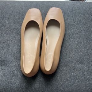 Everlane 90’s flat - beige